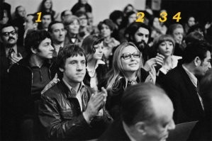 Уверенно опознаются:
1-Всеволод Абдулов
2-Борис Хмельницкий
3-Анастасия Вертинская
4-Глеб Стриженов
Девушку между 1 и 2 тоже видел в каких-то фильмах. Ещё на заднем плане четыре персоналии похожи на..., но не точно.