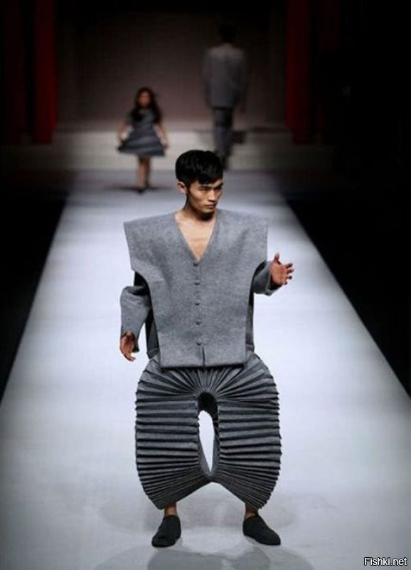 это еще не самый "шик", на подиумах в жизни и у нас, в РФ бывает и покруче