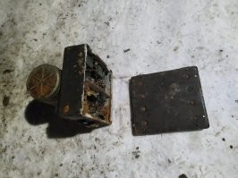 А там больше нет никаких кнопок и разъемов. Я сделал еще несколько фото, но, видимо, когда я их заливаю сюда, сайт их автоматом уменьшает. Счаз кину еще, что осталось. Если что, завтра добавлю крупные планы.