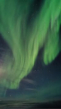 Большой лайк фотографам! Попробуй его поймай, в небе оно постоянно и ты не знаешь маленькая полоска "огня" через минуту вспыхнет на всё небо или погаснет.