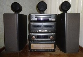 А я купил музцентр ,вроде в 94 за 950 $ Technics  SC-CA 1080 убойная вещь. Пусть и с допотопным ,но первым многоканалом.  По сути это был мой первый Домашний Кинотеатр.