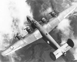 Это не уродец, это рабочая лошадка войны - B-24 Liberator. Судя по всему получил осколком в бензобак от ПВО (хз, от немцев или от японцев, ибо воевал как на европейском так и в тихо-океанском ТВД).
Вылеты на таком аппарате были крайне опасными, ибо несмотря на несколько турельных установок, эта большая и неповоротливая машина мало что могла противопоставить вражеским истребителям и зенитной артиллерии. А их, бывало, отправляли бомбить без истребительного прикрытия и днём.
Но, стоит отдать тем героическим парням должное - летали, бомбили и погибали, чтоб приблизить общую победу.