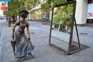 В Челябинске много таких памятников!
Их можно тут посмотреть: