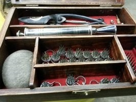 А камень слева для того кто под трындеть под рукой будет или прибить не получившуюся икебану?