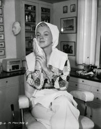 А брови со лба на место она сама потом перекладывала или новые налепили (тихо матерясь)