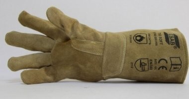 да, эпично.
вместо того, чтобы её вытащить из ванны, когда она в руку вцепилась, девушка её ещё дальше в воду запихивала. :)
ну... надолго запомнит.
вааще, надо рукавицы сварные брать. :)