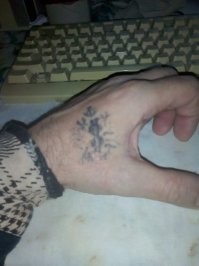 Есть одна :) Делал в 16. Сейчас 41. В принципе, вполне неплохо сохранилась, учитывая то что я был сильно бухой и делалась таким же сильно бухим челом с помощью машинки которую мы собрали прям на месте из говна и палок. Жалею или переживаю? Нет. Я,если честно, почти не вспоминаю о ней. Даже учитывая то что она на кисти,на виду.