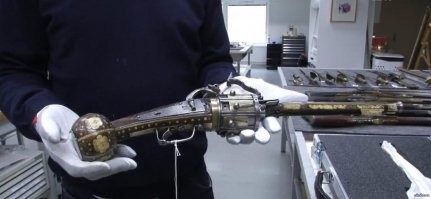 Он еще и размером не мал...