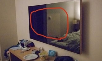 Нет, присмотритесь. На выключенном «тв» видны границы настоящего. Так что это именно маленький телек, смонтированный под чёрное зеркальное стекло.