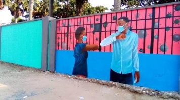 Пандемия или не пандемия - вопрос терминологии. Раньше пандемию определяли исходя из процента стран, в которых эпидпорог инфекции превышен на некоторый критический уровень. Такой подход был применён ВОЗ во время пандемии свиного гриппа. В тот период ВОЗ подверглась критике с обеих сторон - одни обвиняли международную организацию в избыточном алармизме, другие - в недостаточной активности. Поэтому ВОЗ пару лет назад изменила квалификационные признаки пандемии. Сейчас критерий для объявления пандемии один, обозначается аббревиатурой PHEIC -"экстраординарное событие, которое представляет риск в области здравоохранения другим государствам и потенциально требуют скоординированных действий международного сообщества". Решение о наличии/отсутствия критерия принимается экспертами Чрезвычайного комитета ВОЗ по каждой вспышке на основании географической распространенности инфекции, осложнений, которые она вызывает, и её влияния на общество в целом. Никаких конкретных числовых данных (количество инфицированных, число поражённых стран, летальность и т.д.) этот критерий не предусматривает.
Таким образом, цифры, которые Вы приводите, бесполезны. Это - вчерашний день эпидемиологии. Вопрос в том, доверяете ли Вы экспертам ВОЗ, или считаете ВОЗ бесполезной бумажной организацией, на мнение которой можно забить болт.

Насчёт "нищей, задроченной страны" - объясняется всё просто. Вы же сами пишете (совершенно справедливо) - одна медсестра на тыщщу верст. Кто будет ставить диагноз? Низкие цифры являются результатом неполного статистического учёта. Вымерла, скажем, поголовно деревня в глухих джунглях, на территории, не контролируемой центральным правительством. Да и хрен с ними, никто даже о самом факте долго не узнает, где уж там причину определять. Вот и получается, что учёт ведётся только по жителям крупных городов. Сколько там на самом деле погибших от ковида - никому не известно. Как пишут в примечаниях ко всяким графикам - "нулевые значения означают отсутствие данных". 
Есть и второй фактор - ковид убивает пожилых и очень мягко протекает у молодых. В Конго около половины населения - подростки до 14 лет, а стариков - чуть больше 2% населения. Там от ковида фактически некому и умирать.    
К тому же в Конго полно куда более серьёзных проблем - тлеющая гражданская война, лихорадка Эбола, какая-то новая "болезнь Х"...