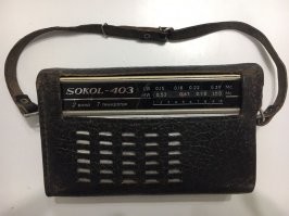 У бабушки был «Сокол». Сколько себя помню, он висел где-то рядом с двумя примотанными сзади плоскими 3336Л и вещал, настроенный на "Маяк".
Только кожаный футляр был черный.