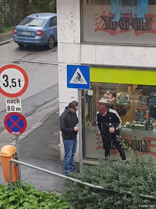 Что за чушь? Автор вообще в Германии был? Берлин, чуть в сторону от Александерплац, Мюнхен, Мариенплац и окрестности... иди туда, посмотри на аккуратность. Публика, как на фото, прекрасно срет на остановках, лавочках, в макдаках...