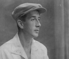 К Волкову прикреплена фотография его сына - Волкова младшего, а старший выглядел в молодости так