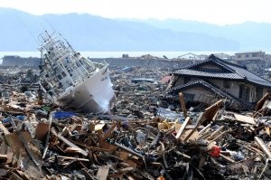 Вот фото последствия цунами. 
А на том фото - последствия криворукости.