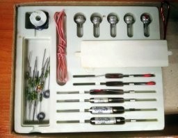 Приблизительно в то же время собирал, но мне лет 7 было. Не заработал Спросить совета не у кого было. Но гемор от намотки транса и дросселя на ферритовые кольца до сих пор помню...