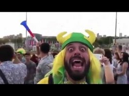 Американец в костюме викинга стал лицом толпы, штурмущей Капитолий, и героем мемов