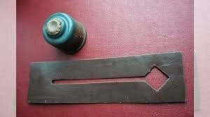 Вообще-то пуговицы чистили вот такой приспособой. Помнится во всех военторгах продавалась.