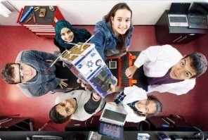 аж четыре фитиля у спутника, чтоб наверняка стартовал!