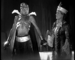 1944-й год. Война с Гитлером. Голод и недоедание во всей стране. А Георгий Францевич еще и круто приболел и похудел до неимоверной степени. Из грима только нос да глаза с обводкой.