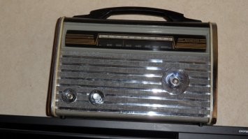 Редчайший приемник. У меня есть в коллекции, но и то частично некомплектный.