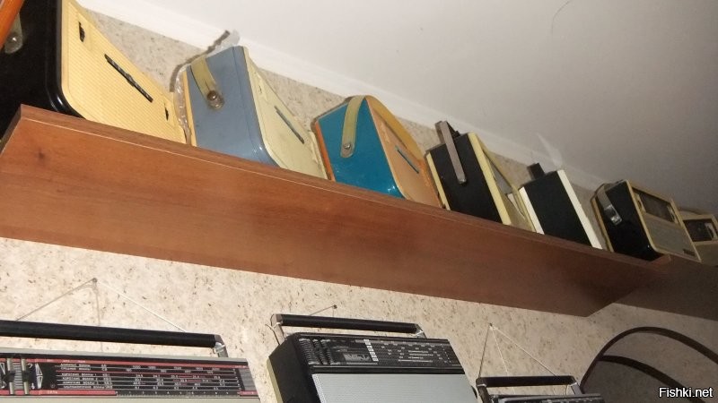 Транзисторные переносные ВЭФы выпускались с 1960-го, а завод вообще довоенный.