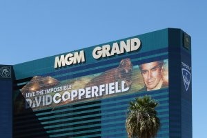 Никуда он не пропадал.
Я был на это представление в Лас Вегасе в MGM Grand в Ноябре 2019, как раз до пандемии.
Он делает 3-4 дня в неделю по 2 шоу в день в зале размером в 500-600 человек. 
Масшаб конечно не такой как в былое время в 80 и 90 но всё-таки он делает шоу хорошим.

Конкретно в этом шоу под названием Live the Impossible у него инопланетянет, летающая тарелка и динозавр. Динозавр T-Rex в конце оживаем и становится большим во всю счену.

Мне лично понравилось.
Рекламу с его шоу видно довольно хорошо. Выглящела она вот так.

Недавно видел его на шоу Penn and Teller Fool Us.
Лет 5-10 назад он появлялся на шоу America Got Talent в качесте гостя.

Давиду уже 64 и он уже так сказочно богат, что работать ему особо не надо.
В его возрасте шоу он только делает чтобы оставаться в форме.
