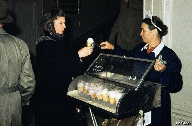 В 70-х годах на станции "Площадь Свердлова" такая вот тетя продавала мороженное двух видов - "Шоколадное" и "Ванильное". Хрустящий стаканчик!!! Я всегда клянчил у мамы шоколадное мороженное, а потом на 87-м маршруте в "Икарусе" с удовольствием лопал его.