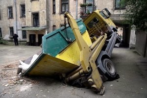 5 июня 2020 на ул. Гертрудес обрушилось дорожное покрытие, в результате чего в яму провалились два автомобиля - "BMW" и "Mercedes Benz".

 21 сентября 2020, 14:46
ФОТО: в Риге под асфальт провалилась грузовая машина.