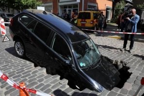 5 июня 2020 на ул. Гертрудес обрушилось дорожное покрытие, в результате чего в яму провалились два автомобиля - "BMW" и "Mercedes Benz".

 21 сентября 2020, 14:46
ФОТО: в Риге под асфальт провалилась грузовая машина.