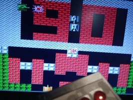 Играю. Только hdmi приставка с беспроводными джойстиками.