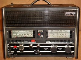 В политотделах был вот такой штатный "Интеграл". В продаже, естественно, не поступал. Любой "голос" от помех можно было отстроить. 3-й, готеродин, одна боковая (SSB) и куча других ништяков. Не хуже Р-250