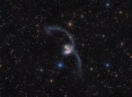 "очень редкое явление" - не такое уж и редкое явление столкновение и взаимодействие галактик. 
Открыты уже десятки таких галактик.