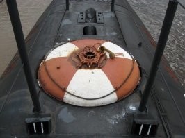 Автор противоречит сам себе.
Судя по тексту статьи, качество ВСК оставляет желать лучшего.
В штатном режиме ВСК - не отсоединилась
Только после начала разрушения корпуса и значительных усилий подводника
По всплытии, давление с забортным - не выровняла
При открытии люка - моментально затонула
А как тогда экипажу на ней спасаться, если она моментально тонет ?????
.
Все это очень напоминает аварийный буй, который должен самовсплывать при аварии лодки
вот только на приличном ходу в подводном положении начинает вибрировать в "гнезде", и после приемки лодки его всегда легонько "прихватывали" электросваркой, чтобы не демаскировал лодку своим грохотом....
.
естесственно, приваренный буй сам уже не всплывал, и лодки было быстро не найти.....