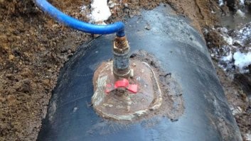 ну а как иначе....
говорят, у них газ за 2020 год подорожал вдвое...
ну как тут не врезаться......
тем паче, технология врезки - за полчаса
---------------------------------------------------
к стенке трубы газопровода приваривается обычной электросваркой "бочонок" 1\2 дюйма с резьбой, хорошенько обваривается. 
на него накручивается "под нитку ФУМ" обычный шаровый кран, покрепче
шаровый кран открывается, и СКВОЗЬ открытый шаровый кран обычным сверлом сверлится стенка газопровода.
дальше - все зависит от навыка.
нужно просверлить максимально стенку газовой трубы, вытащить дрель, и металлическим пробойником-керном пробить дырку в стенке газовой трубы, после чего вытаскиваем керн, помощник тут же закрывает кран
врезка готова, подсоединяй редуктор, ну или трубу.......
.
так вот, если при сверлении стеночку трубы "проскочешь насквозь", газ пойдет "через работающее сверло" на искрящий коллектор дрели,  и очень даже может въипать.....
примерно как на фото.....
.
.