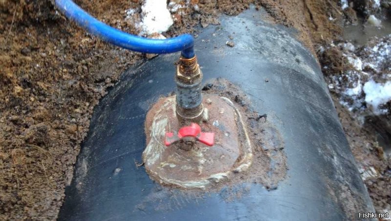 ну а как иначе....
говорят, у них газ за 2020 год подорожал вдвое...
ну как тут не врезаться......
тем паче, технология врезки - за полчаса
---------------------------------------------------
к стенке трубы газопровода приваривается обычной электросваркой "бочонок" 1\2 дюйма с резьбой, хорошенько обваривается. 
на него накручивается "под нитку ФУМ" обычный шаровый кран, покрепче
шаровый кран открывается, и СКВОЗЬ открытый шаровый кран обычным сверлом сверлится стенка газопровода.
дальше - все зависит от навыка.
нужно просверлить максимально стенку газовой трубы, вытащить дрель, и металлическим пробойником-керном пробить дырку в стенке газовой трубы, после чего вытаскиваем керн, помощник тут же закрывает кран
врезка готова, подсоединяй редуктор, ну или трубу.......
.
так вот, если при сверлении стеночку трубы "проскочешь насквозь", газ пойдет "через работающее сверло" на искрящий коллектор дрели,  и очень даже может въипать.....
примерно как на фото.....
.
.