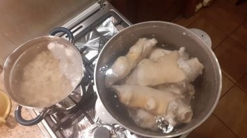 Тебе не угодишь! Бабулька стала читать комменты и реагировать. Видишь, отсутствие майонеза выносит в заголовок). А "слайсы из сыра"-показывают, внутреннюю борьбу с совком головного мозга. Хоть правильнее и было бы "слайсы сыра", а не "из сыра", но это уже мелочи). А я вчера-таки сделал это снова) СМ фото.