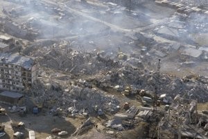 Спита кское землетрясе ние (арм. Սպիտակի երկրաշարժ), также известное как Ленинака нское землетрясение (арм. Լենինականի երկրաշարժ)   катастрофическое землетрясение магнитудой 6.8 7.2, произошедшее 7 декабря 1988 года в 10 часов 41 минуту по московскому времени (11:41 по местному времени) на северо-западе Армянской ССР.
Мощные подземные толчки за полминуты разрушили почти всю северную часть республики, охватив территорию с населением около 1 млн человек. В эпицентре землетрясения   Спитаке   интенсивность толчков достигла 10, в Ленинакане   9, в Кировакане   8 баллов (по 12-балльной шкале MSK-64). Значительная часть республики подверглась землетрясению в 6 баллов, подземные толчки ощущались в Ереване и Тбилиси. Волна, вызванная землетрясением, обошла планету 2 раза и была зарегистрирована научными лабораториями в Европе, Азии, Америке и Австралии.
Землетрясение вывело из строя около 40 процентов промышленного потенциала Армянской ССР. До основания был разрушен город Спитак и 58 сёл; частично разрушены города Ленинакан (ныне Гюмри), Степанаван, Кировакан (ныне Ванадзор)   всего 21 город, и ещё более 300 населённых пунктов.
В результате землетрясения погибло, по меньшей мере, 25 тысяч человек (по другим данным 45 тысяч), 140 тысяч стали инвалидами, 514 тысяч человек остались без крова. В общей сложности, землетрясение охватило около 40 % территории Армении.
Были разрушены или пришли в аварийное состояние общеобразовательные школы на 210 тысяч ученических мест, детские сады на 42 тысячи мест, 416 объектов здравоохранения, два театра, 14 музеев, 391 библиотека, 42 кинотеатра, 349 клубов и домов культуры. Было выведено из строя 600 километров автодорог, 10 километров железнодорожных путей, полностью или частично разрушено 230 промышленных предприятий.
В феврале-марте 1989 года по соображениям безопасности была закрыта Армянская АЭС, её первый энергоблок навсегда перестал работать, а второй был перезапущен только в 1995 году.