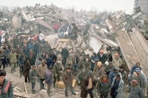 Спита кское землетрясе ние (арм. Սպիտակի երկրաշարժ), также известное как Ленинака нское землетрясение (арм. Լենինականի երկրաշարժ)   катастрофическое землетрясение магнитудой 6.8 7.2, произошедшее 7 декабря 1988 года в 10 часов 41 минуту по московскому времени (11:41 по местному времени) на северо-западе Армянской ССР.
Мощные подземные толчки за полминуты разрушили почти всю северную часть республики, охватив территорию с населением около 1 млн человек. В эпицентре землетрясения   Спитаке   интенсивность толчков достигла 10, в Ленинакане   9, в Кировакане   8 баллов (по 12-балльной шкале MSK-64). Значительная часть республики подверглась землетрясению в 6 баллов, подземные толчки ощущались в Ереване и Тбилиси. Волна, вызванная землетрясением, обошла планету 2 раза и была зарегистрирована научными лабораториями в Европе, Азии, Америке и Австралии.
Землетрясение вывело из строя около 40 процентов промышленного потенциала Армянской ССР. До основания был разрушен город Спитак и 58 сёл; частично разрушены города Ленинакан (ныне Гюмри), Степанаван, Кировакан (ныне Ванадзор)   всего 21 город, и ещё более 300 населённых пунктов.
В результате землетрясения погибло, по меньшей мере, 25 тысяч человек (по другим данным 45 тысяч), 140 тысяч стали инвалидами, 514 тысяч человек остались без крова. В общей сложности, землетрясение охватило около 40 % территории Армении.
Были разрушены или пришли в аварийное состояние общеобразовательные школы на 210 тысяч ученических мест, детские сады на 42 тысячи мест, 416 объектов здравоохранения, два театра, 14 музеев, 391 библиотека, 42 кинотеатра, 349 клубов и домов культуры. Было выведено из строя 600 километров автодорог, 10 километров железнодорожных путей, полностью или частично разрушено 230 промышленных предприятий.
В феврале-марте 1989 года по соображениям безопасности была закрыта Армянская АЭС, её первый энергоблок навсегда перестал работать, а второй был перезапущен только в 1995 году.