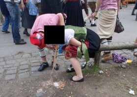 Пожалуйста: 
Асэшей и Жормни. 
Типичные застолья, но не р РФ. 
Не люблю такое посты, как этот. Пытается высмеять что-ли.