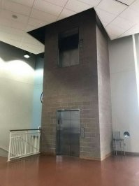 А что тут такого? Это последний этаж, а вверху дверь в машинное отделение лифта, там движок стоит