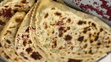 Блин, жил бы ты у нас мы бы с тобой открыли ресторан. Израильтяне еду возвели на уровень национального спорта и оценили преимущества кавказской кухни. Им не нужен листик оранжевого цвета в котором плавают лепестки ромашки - им нужна сытная и вкусная еда из мяса :-)
А у нас по скромному - кутабы в карантине :-)
А майонез... я просто подумал, что если добавить побольше майонеза, подвернуть листья то получится отличный вид оружия чтобы подбивать вражеские танки - я такое в кино видел :-)