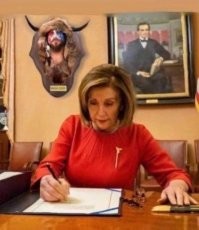 Американец в костюме викинга стал лицом толпы, штурмущей Капитолий, и героем мемов