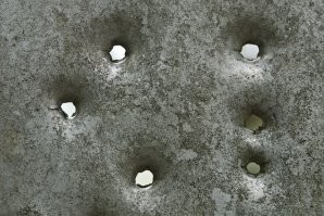 Я, конечно, "мамкин баллистик", но металл, пробитый пулей, выглядит как то так:
Видать, крестик реально чудотворный. Не погнулся, насквозь прошла пуля и еще упала рядом. Но вероятнее - маржа у местного прихода просела и служитель культа разыграл это шоу для привлечения лохов...