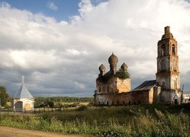 Так в этом вся РПЦ, смысл им реставрировать то что доход не приносит, сколько могут занести 100-200 прихожан в таком вот вымирающем селе? И таких церквей по стране - тысячи, им лучше в районе с насалением в 100 тыс. десятую церковь с нуля построить чем свои же памятники архитектуры в порядок привести. А в деревню проще поставить вагончик с наскоро сваренным из нержавейки куполом и в нем проводить отпевания и крещения... Вот кстати яркий пример, Тверская область, почти граница с Ярославской. Церковь, я слева то чем заменили, чтобы не реставрировать.