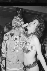 Студию закрыли не столько из-за налогов, сколь за неприкрытую наркоту.
Лайза Миннелли там же