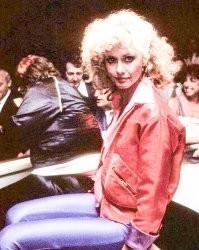 Решил посмотреть кто такая Оливия Ньютон, а то на фото будто негра фоткали. Вот если кому интересно.