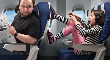 На пятом часу полёта, мужичек выразил претензии мамашке))) А на шестом отправил мамашку в нирвану))) Терпение офигеное)