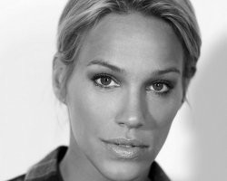 Позанудствую, Эмма Сьоберг не швейцарская, а шведская модель! Сами же и написали, что живет в Стокгольме.