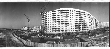 "Китайка" , Павлодар, строится 14й подъезд, всего будет 17ть. 668 квартир, я в 448й вырос. Дом должен был изображать серп, а из хрущёвок рядом хотели "СССР" выложить. Частично получилось)