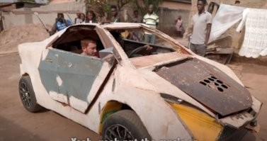 Показалось буд-то Эминем рядом сидит